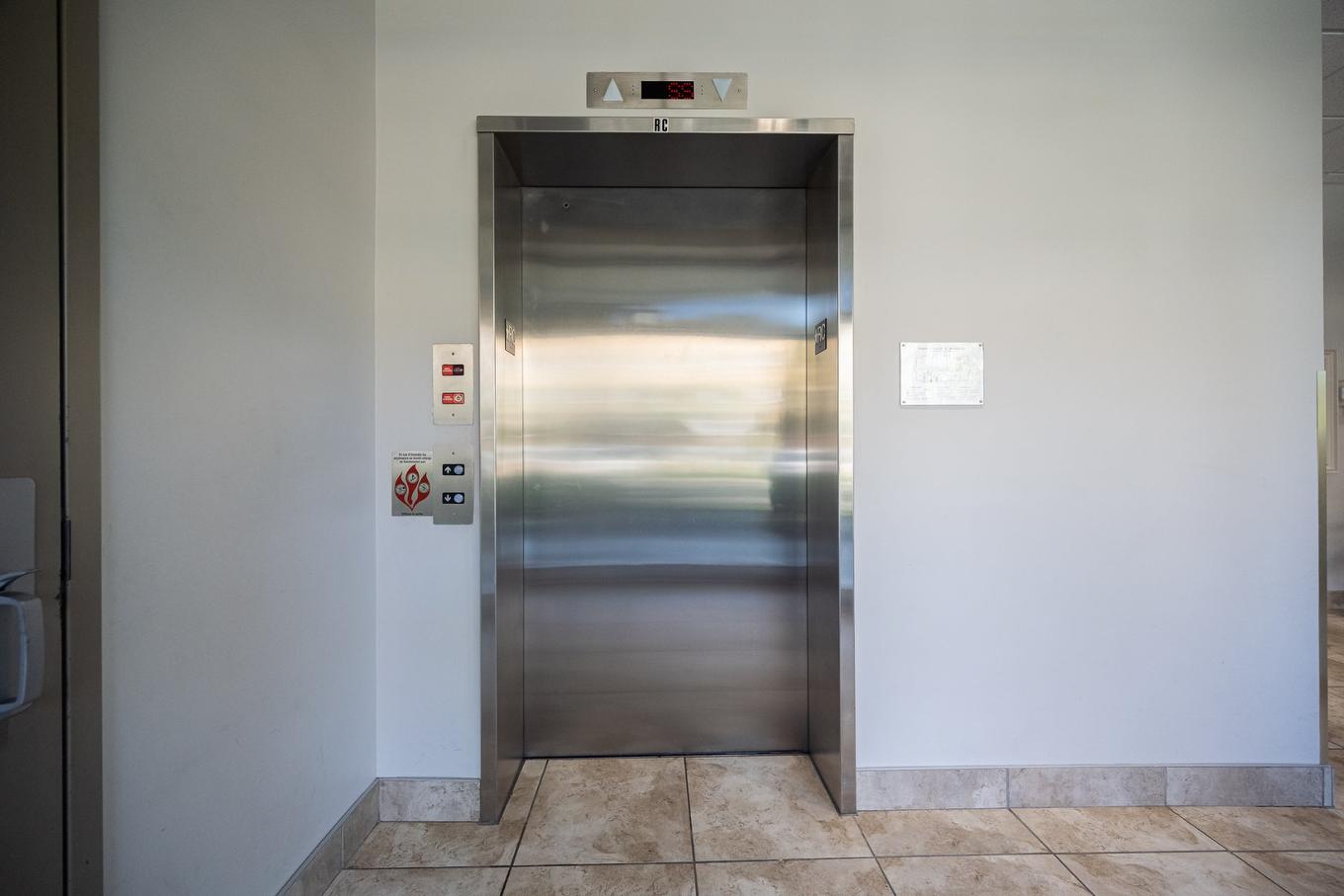 Elevator - 602-480 Boul. Galland, Dorval, QC - Indoor Photo Showing Other Room