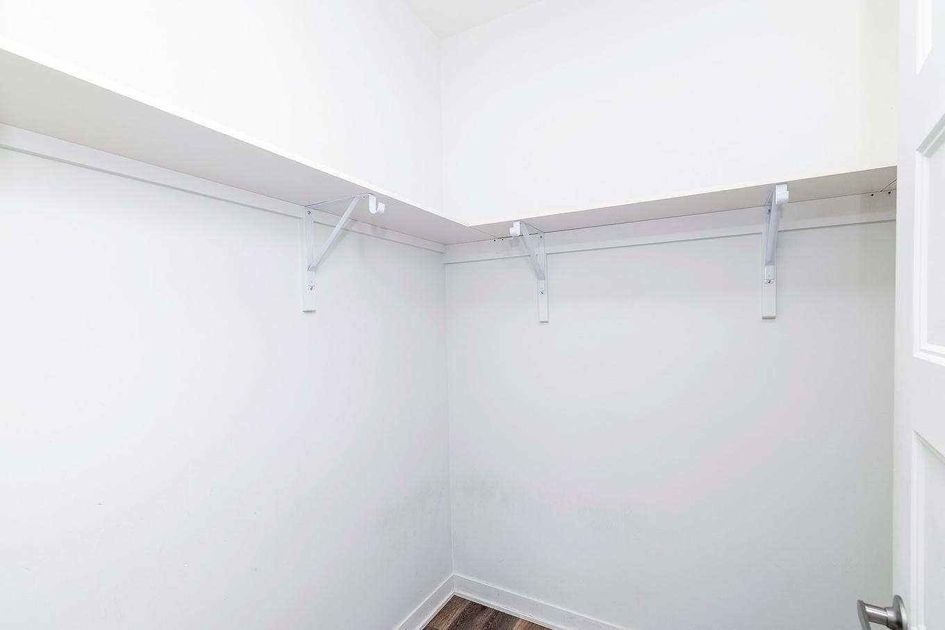 Penderie (Walk-in) - 806-740 Av. Victoria, Saint-Lambert, QC - Indoor Photo Showing Other Room