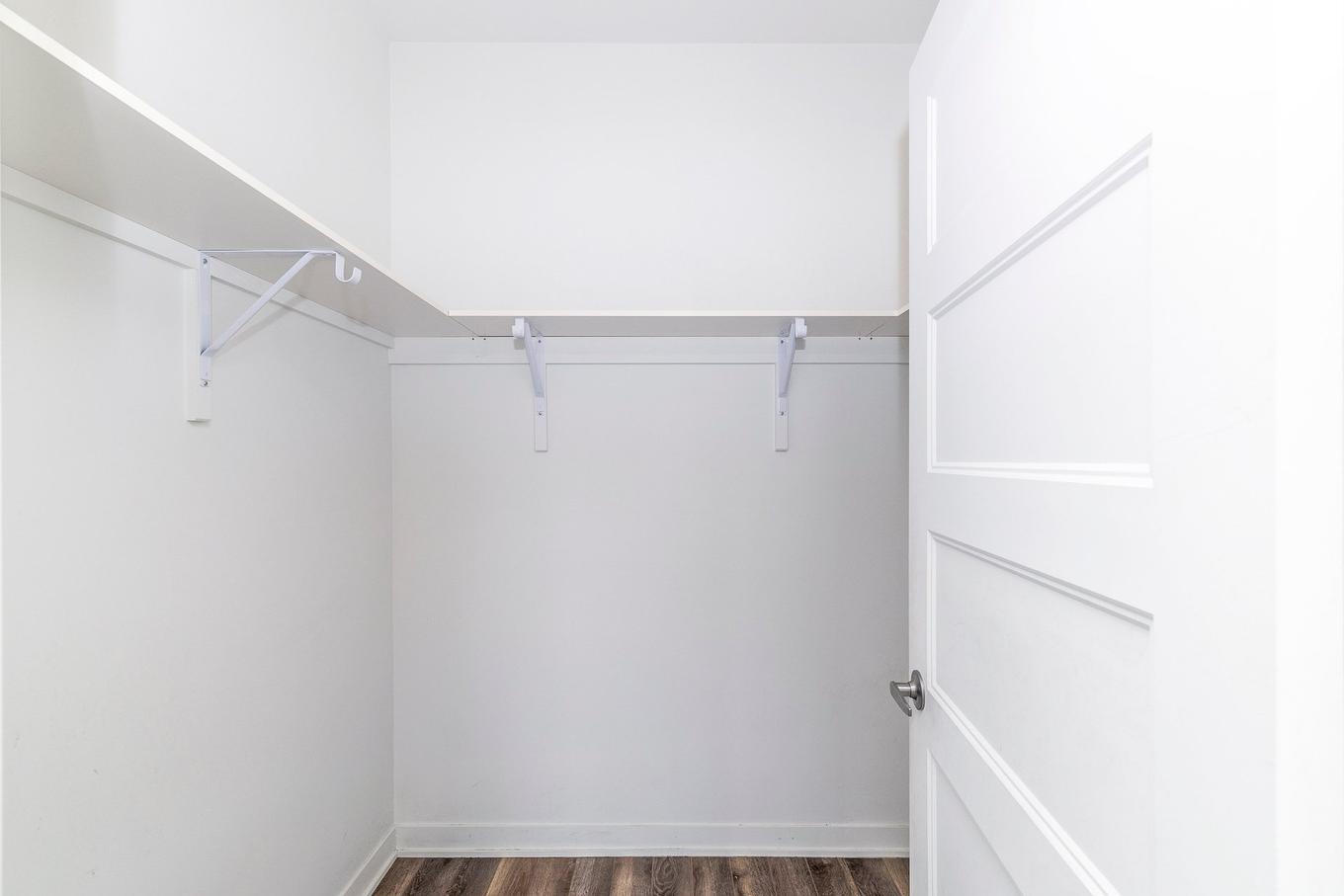 Penderie (Walk-in) - 806-740 Av. Victoria, Saint-Lambert, QC - Indoor With Storage