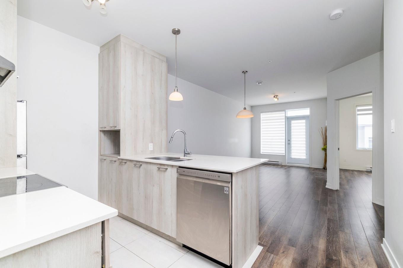 Cuisine - 806-740 Av. Victoria, Saint-Lambert, QC - Indoor Photo Showing Kitchen With Upgraded Kitchen