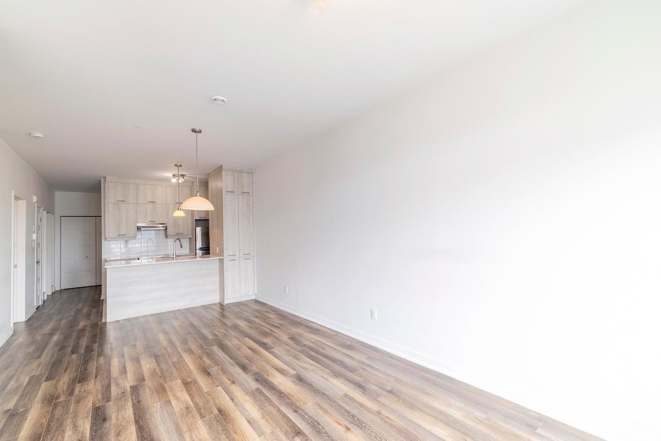 Salon - 806-740 Av. Victoria, Saint-Lambert, QC - Indoor Photo Showing Other Room