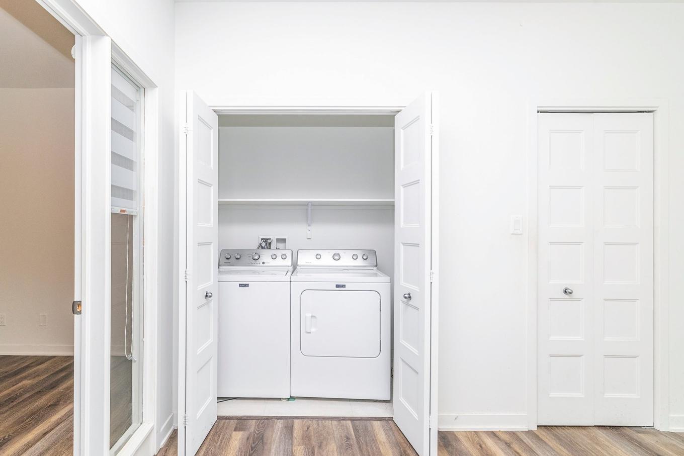 Salle de lavage - 806-740 Av. Victoria, Saint-Lambert, QC - Indoor Photo Showing Laundry Room