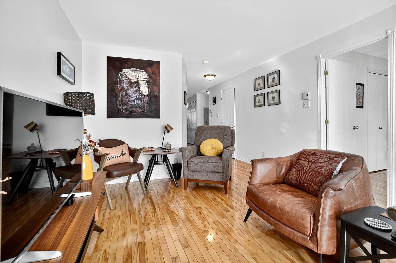 Living room - 6915 Av. Pierre-De Coubertin, Montréal (Mercier/Hochelaga-Maisonneuve), QC - Indoor Photo Showing Living Room