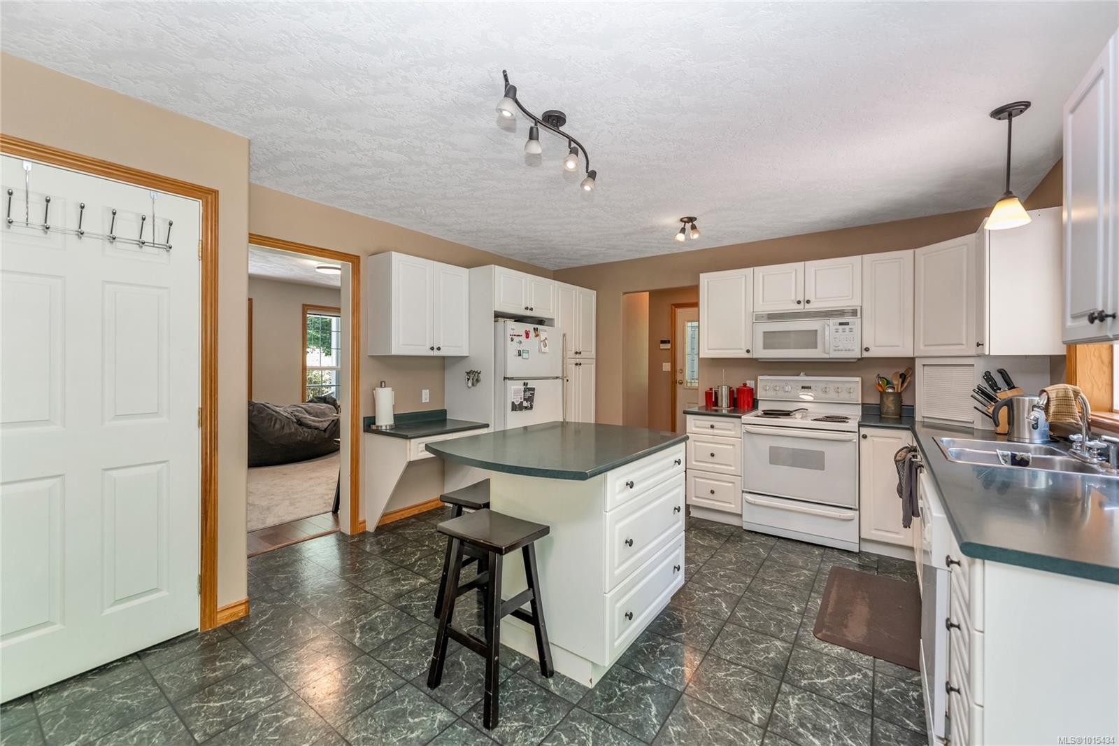 1850 Lakewood Rd, Shawnigan Lake, BC