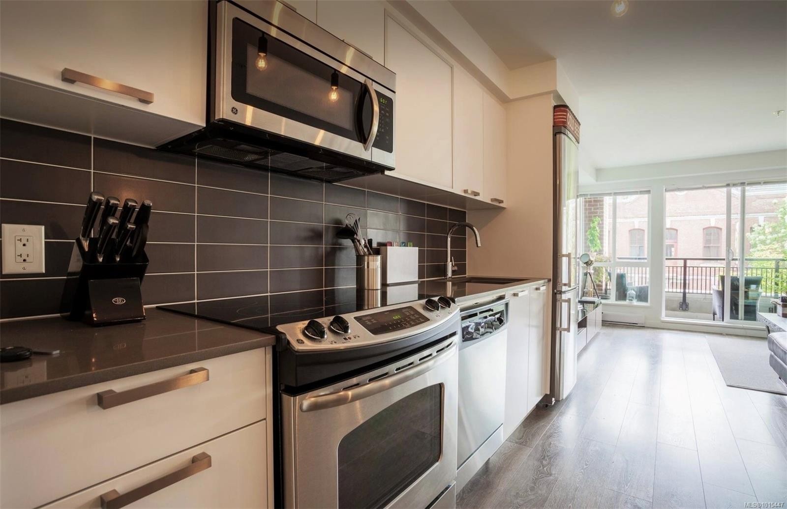 212-528 Pandora Ave, Victoria, BC - Indoor Photo Showing Kitchen