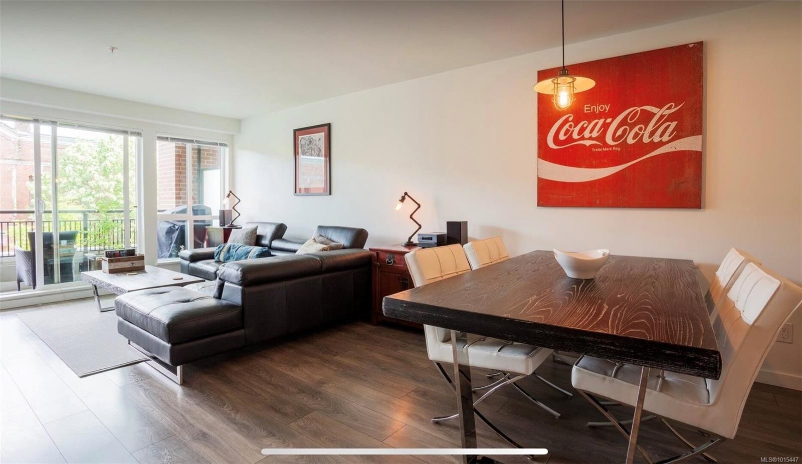 212-528 Pandora Ave, Victoria, BC - Indoor Photo Showing Living Room