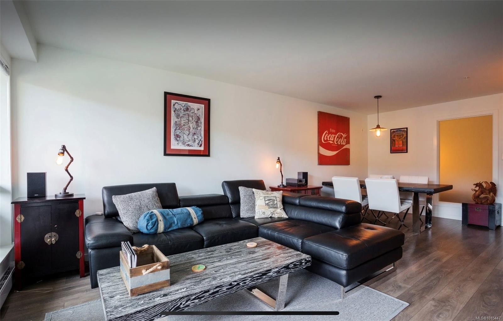 212-528 Pandora Ave, Victoria, BC - Indoor Photo Showing Living Room