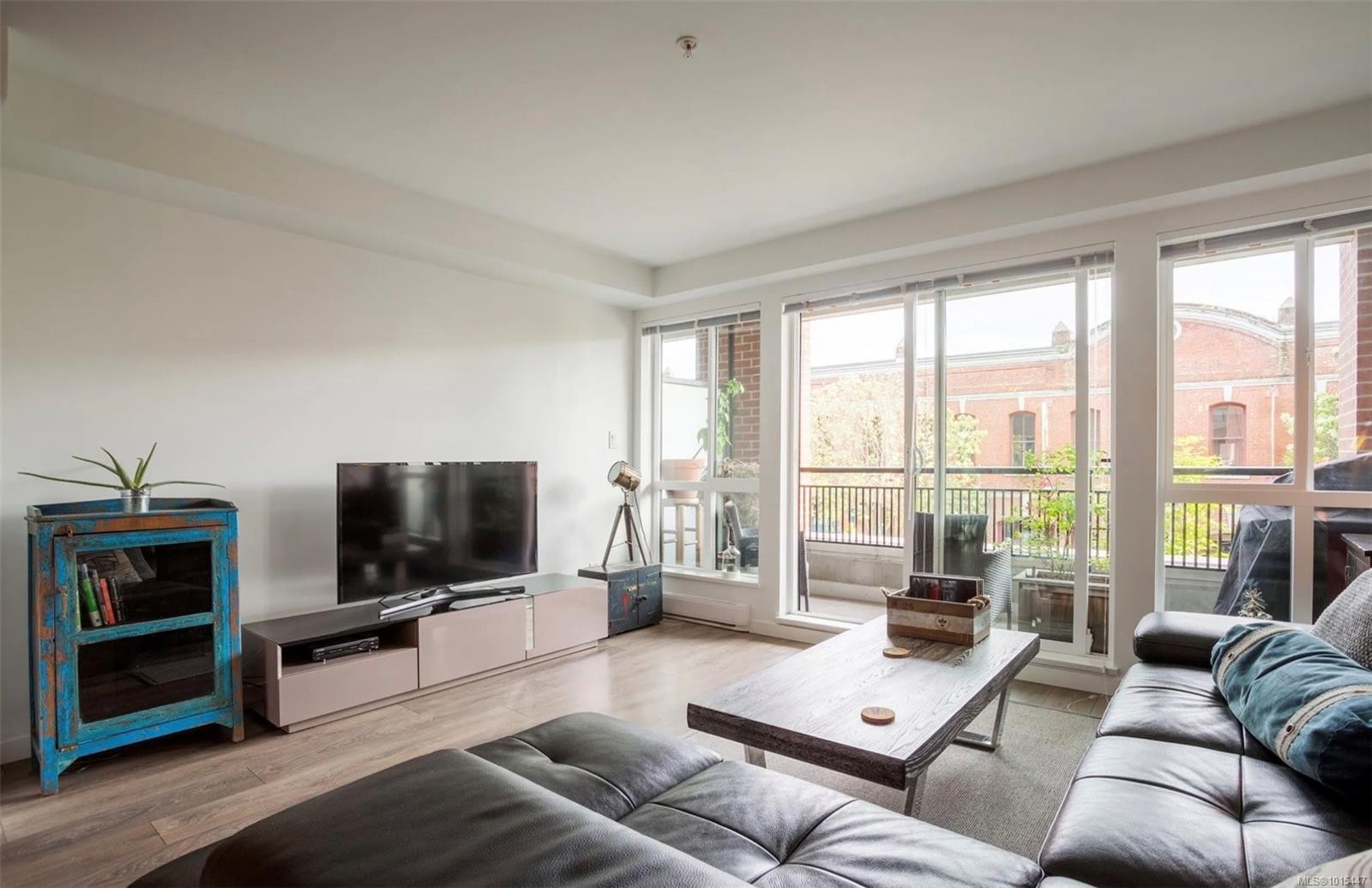 212-528 Pandora Ave, Victoria, BC - Indoor Photo Showing Living Room