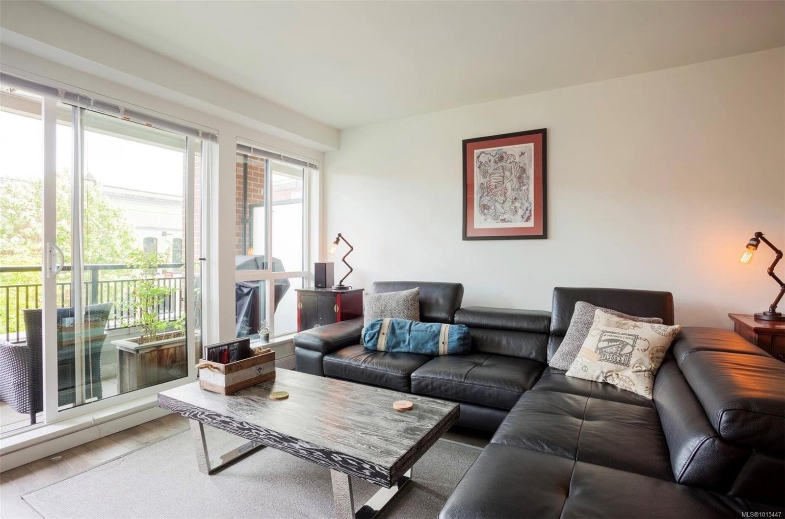 212-528 Pandora Ave, Victoria, BC - Indoor Photo Showing Living Room