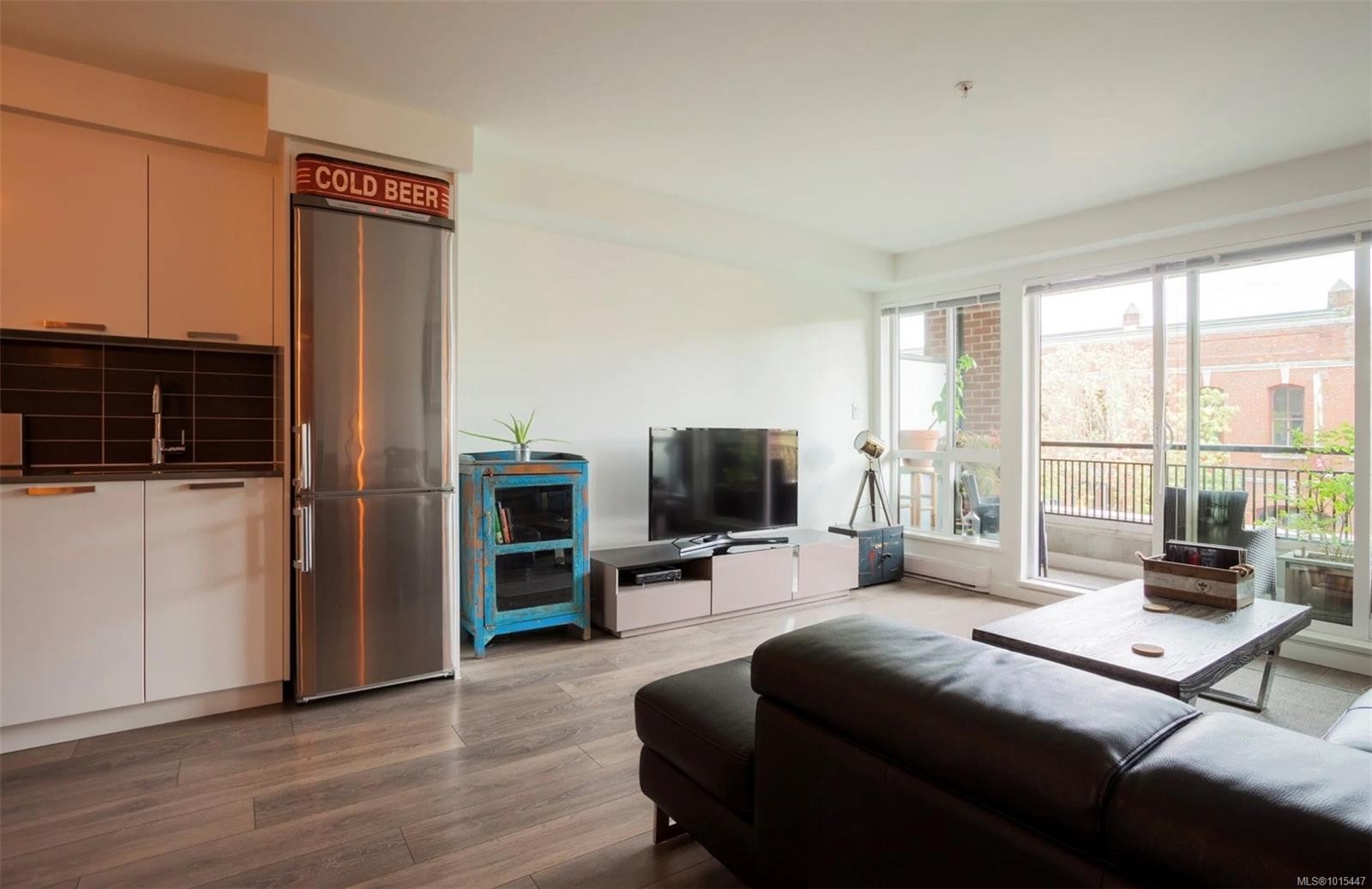 212-528 Pandora Ave, Victoria, BC - Indoor Photo Showing Living Room
