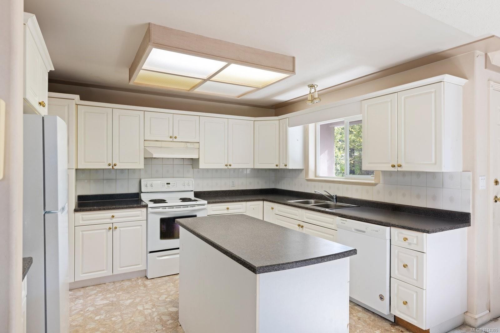 4101 Gordon Head Rd, Saanich, BC