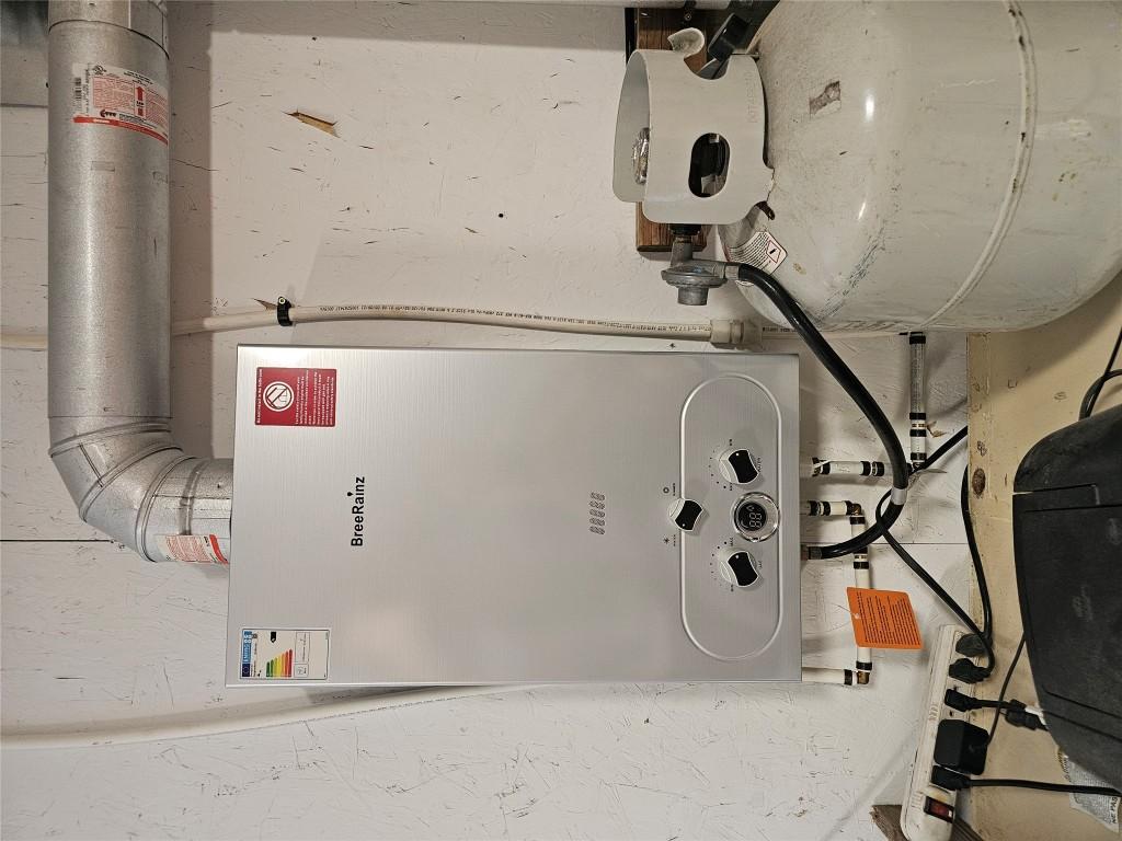 5851 33 Highway, Beaverdell, BC - Indoor Photo Showing Basement