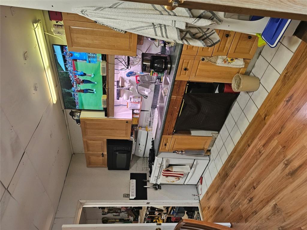 5851 33 Highway, Beaverdell, BC - Indoor