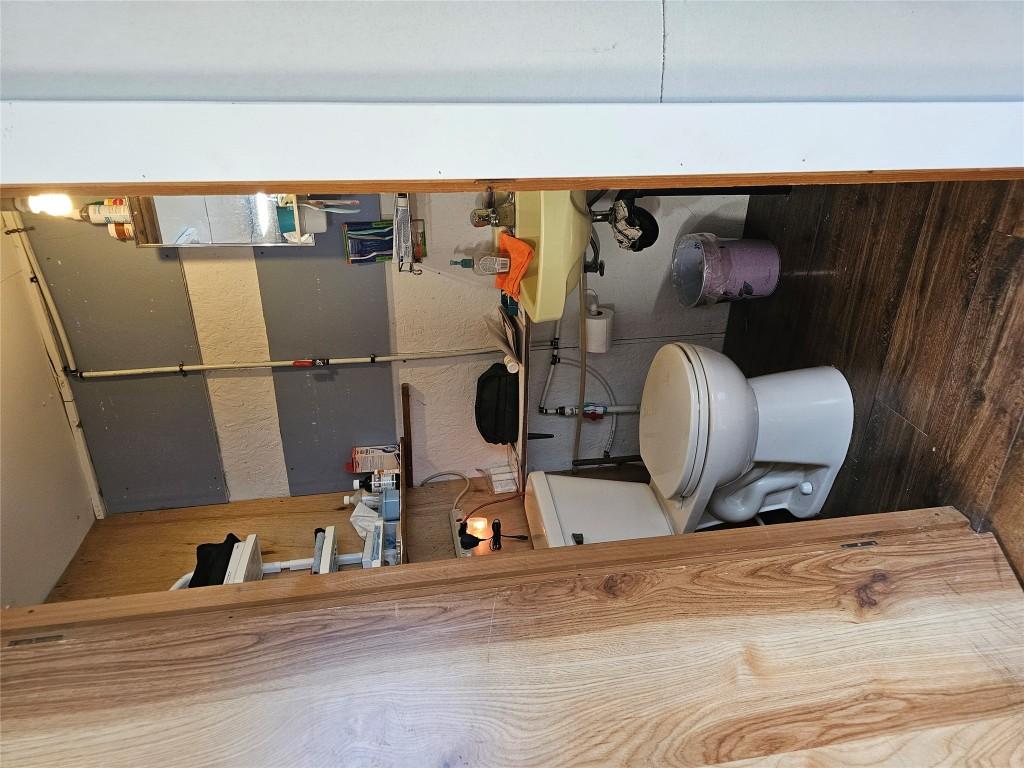 5851 33 Highway, Beaverdell, BC - Indoor