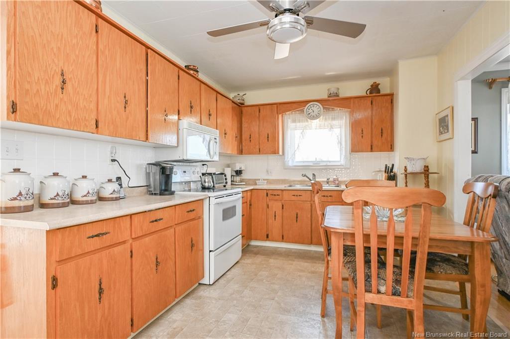 98 Saint-Pierre E. Blvd, Caraquet, NB