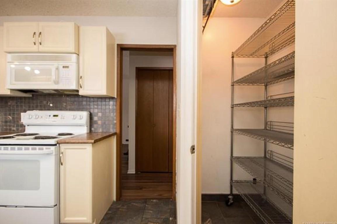 1086 Raymer Avenue, Kelowna, BC - Indoor Photo Showing Kitchen