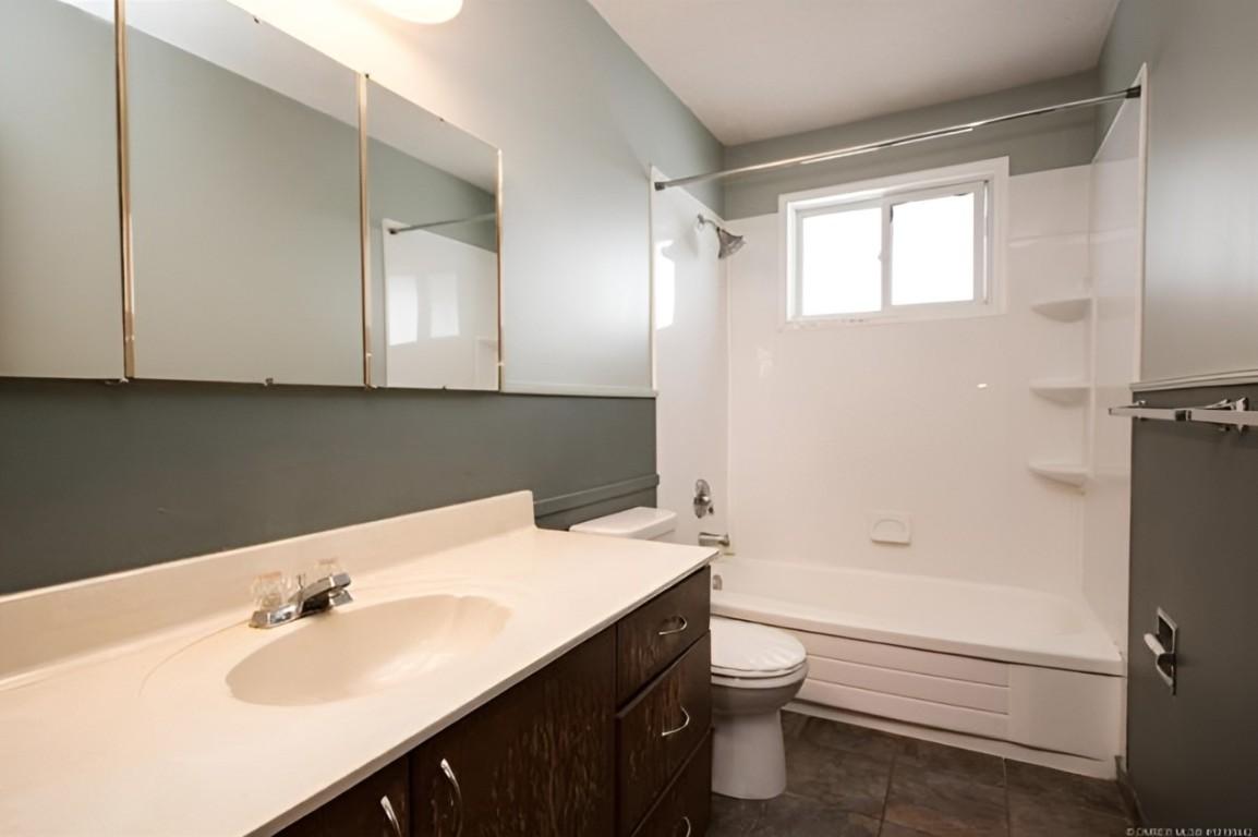 1086 Raymer Avenue, Kelowna, BC - Indoor Photo Showing Bathroom