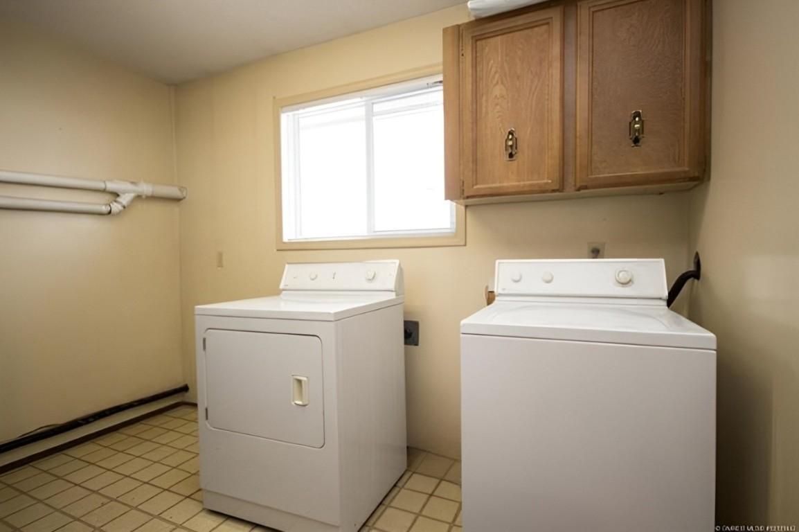 1086 Raymer Avenue, Kelowna, BC - Indoor Photo Showing Laundry Room