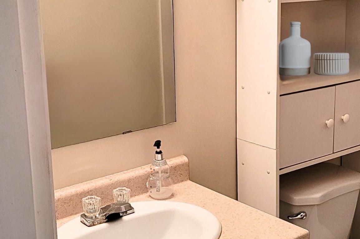 1086 Raymer Avenue, Kelowna, BC - Indoor Photo Showing Bathroom