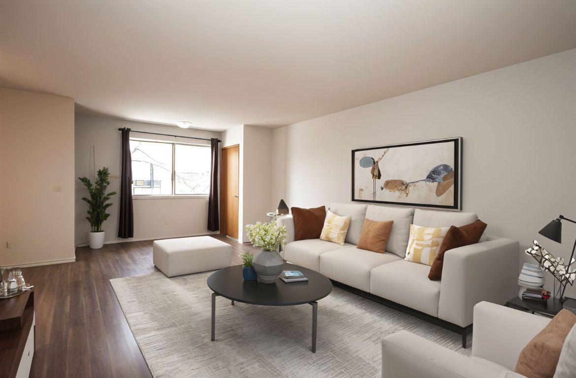 1086 Raymer Avenue, Kelowna, BC - Indoor Photo Showing Living Room