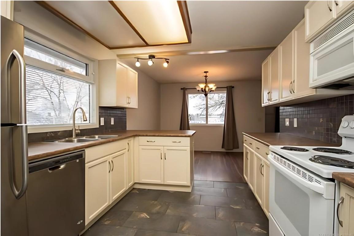 1086 Raymer Avenue, Kelowna, BC - Indoor Photo Showing Kitchen With Double Sink