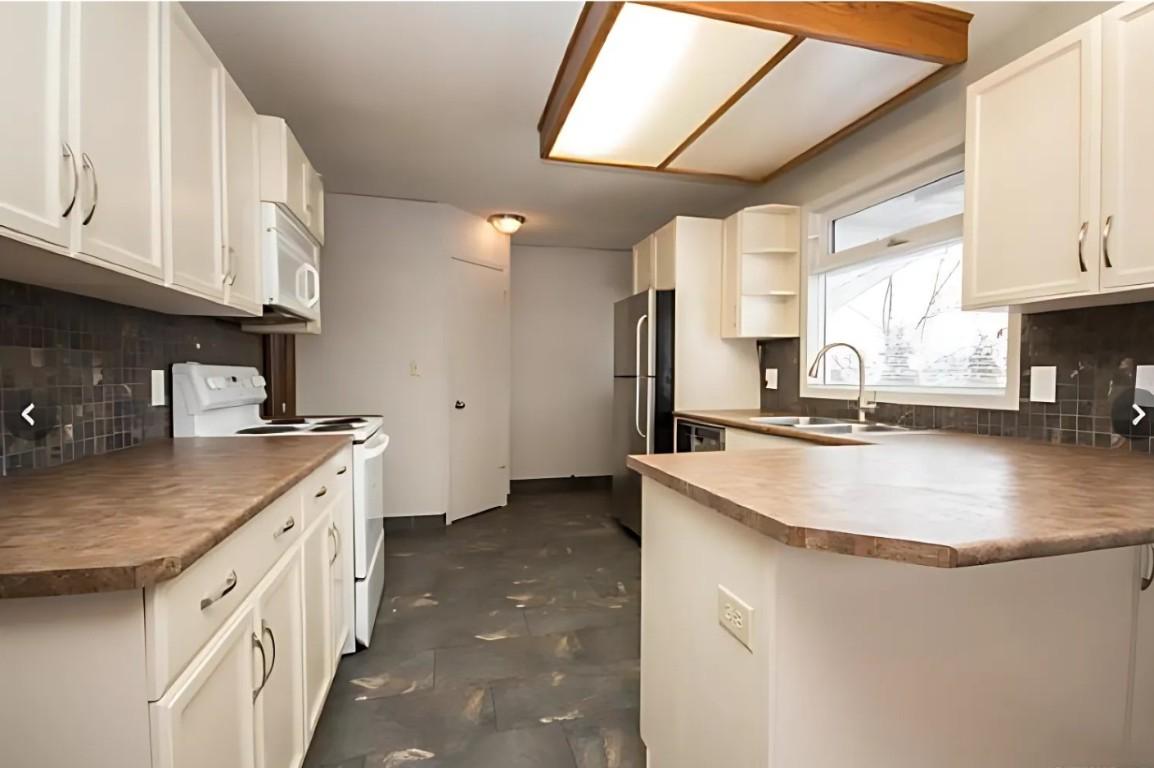 1086 Raymer Avenue, Kelowna, BC - Indoor Photo Showing Kitchen With Double Sink
