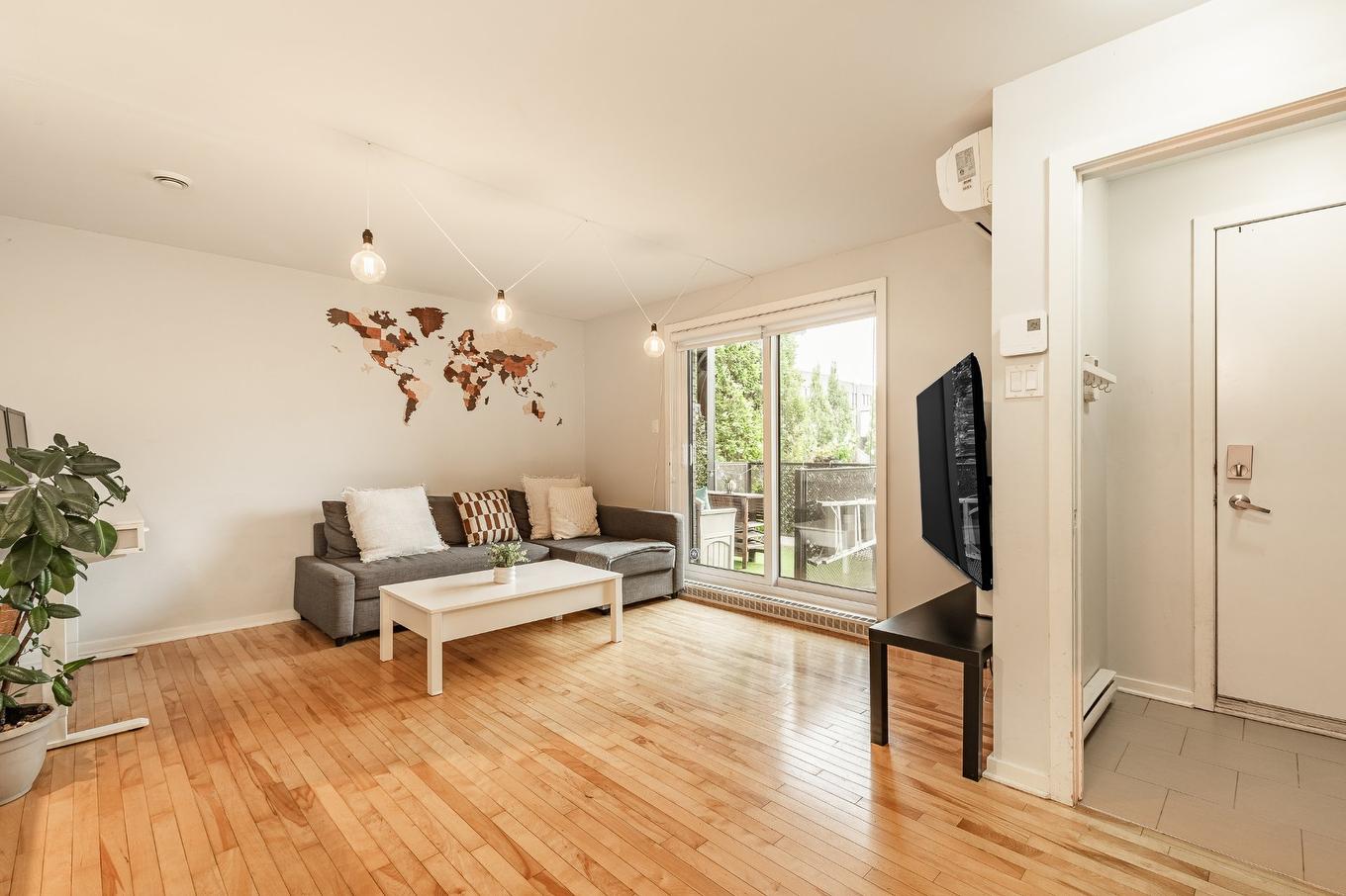 Salon - 9441 Rue Jean-Pierre-Ronfard, Montréal (Mercier/Hochelaga-Maisonneuve), QC - Indoor Photo Showing Living Room