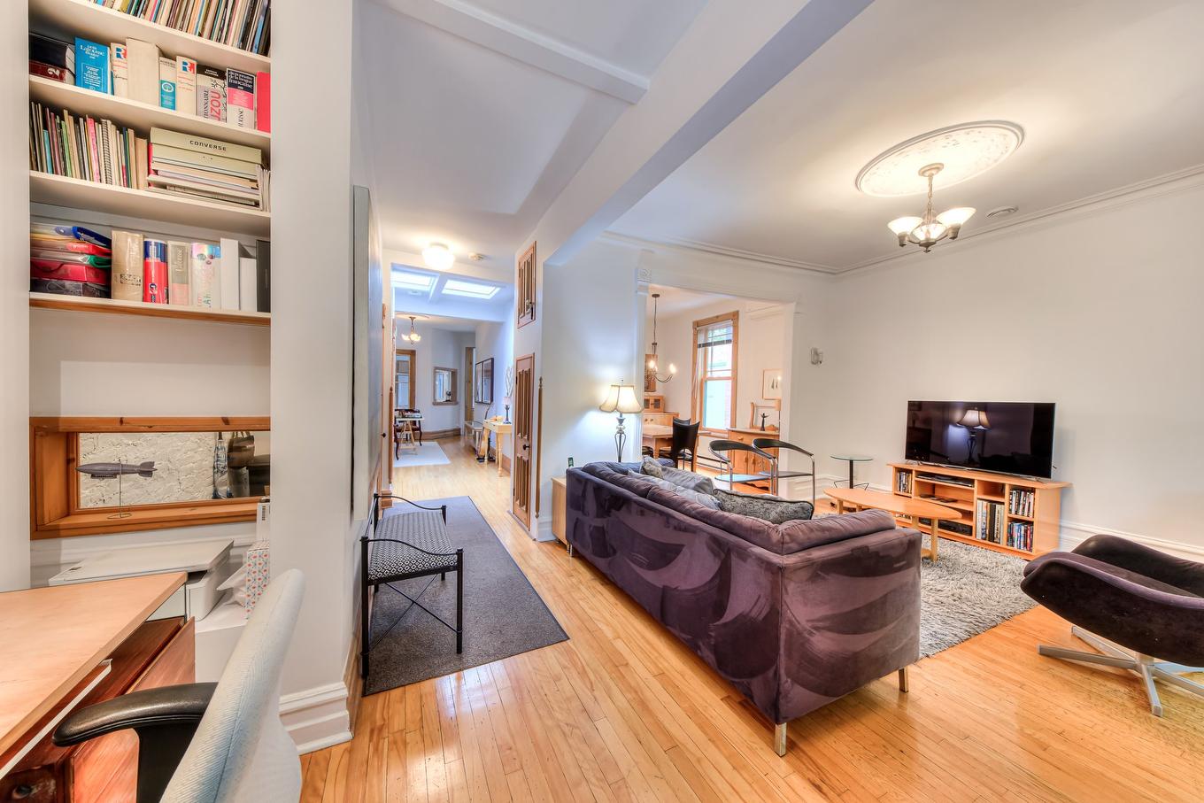 Salon - 4579 - 4581 Rue St-André, Montréal (Le Plateau-Mont-Royal), QC - Indoor