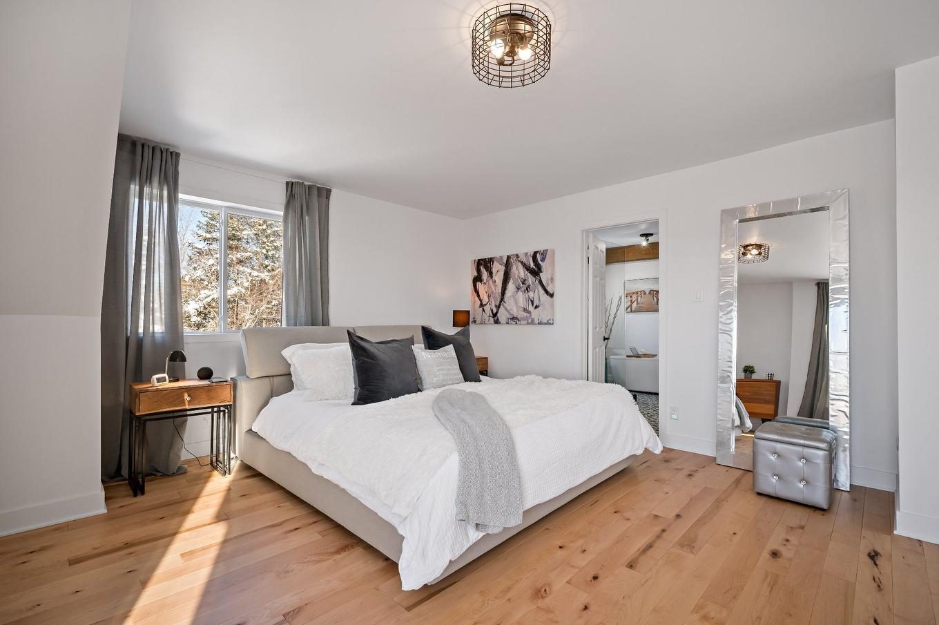 Primary bedroom - 22 Rue Des Ardoises, Sainte-Agathe-Des-Monts, QC - Indoor Photo Showing Bedroom