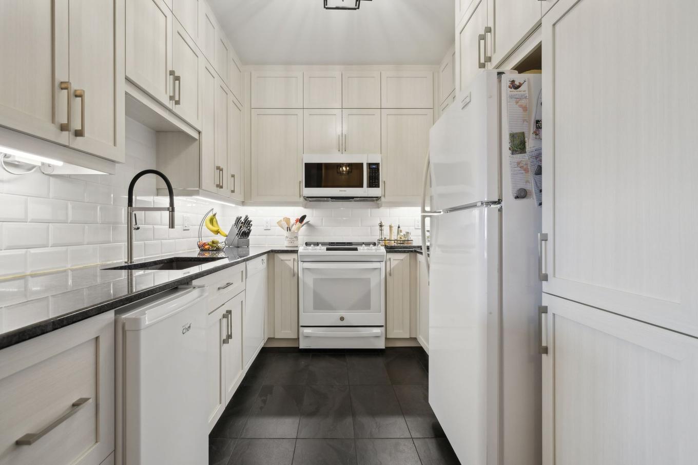 Kitchen - 403-100 Ch. Fraser, Gatineau (Aylmer), QC - Indoor Photo Showing Kitchen With Upgraded Kitchen