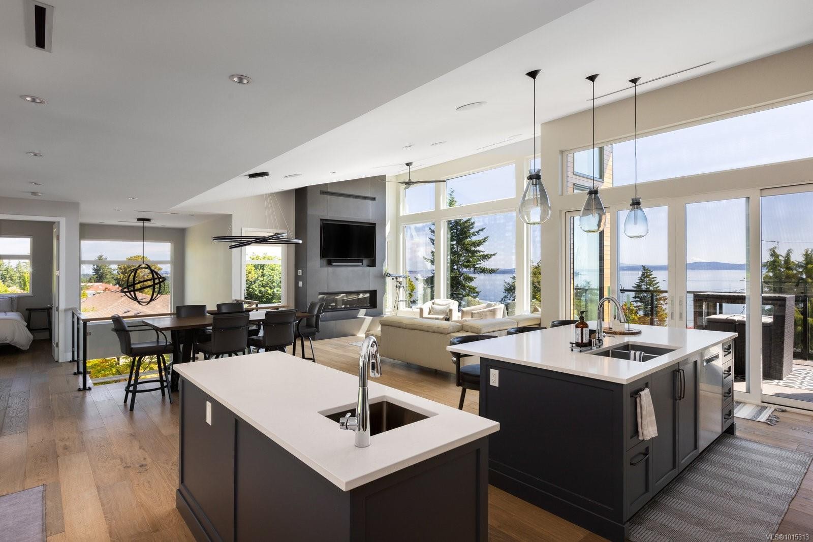 928 Claremont Ave, Saanich, BC