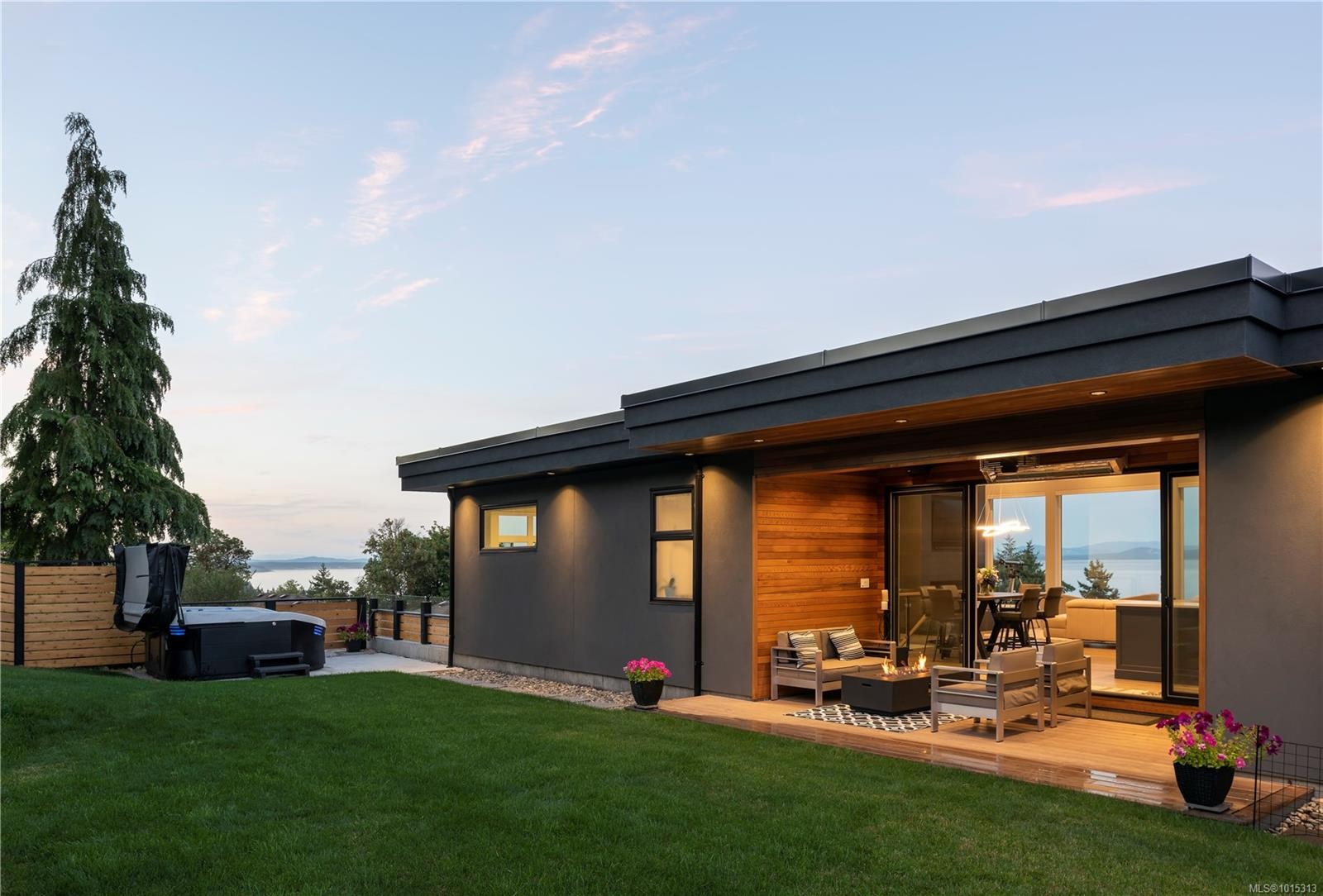 928 Claremont Ave, Saanich, BC