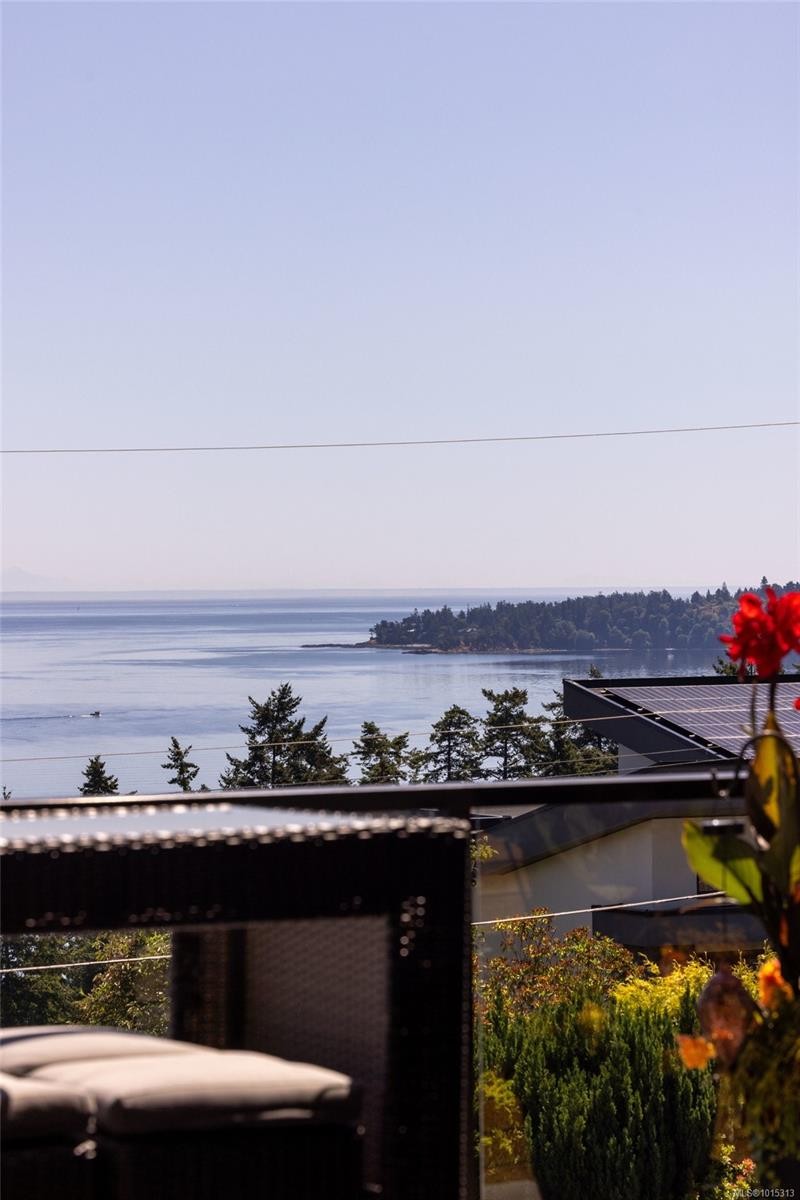 928 Claremont Ave, Saanich, BC