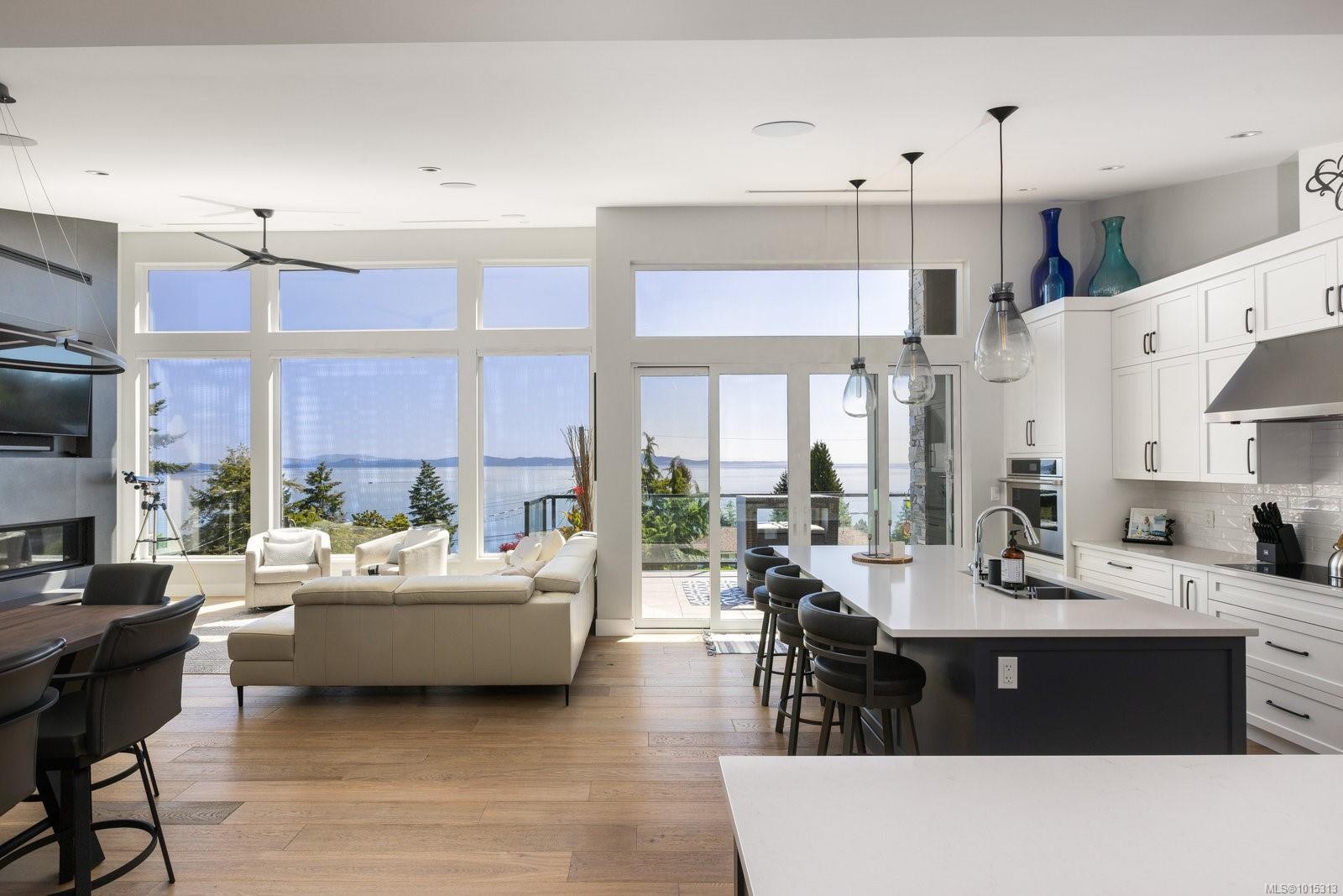 928 Claremont Ave, Saanich, BC