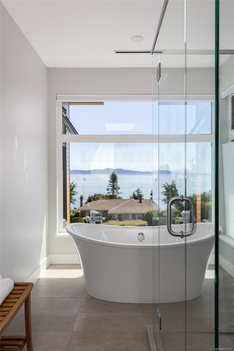 928 Claremont Ave, Saanich, BC