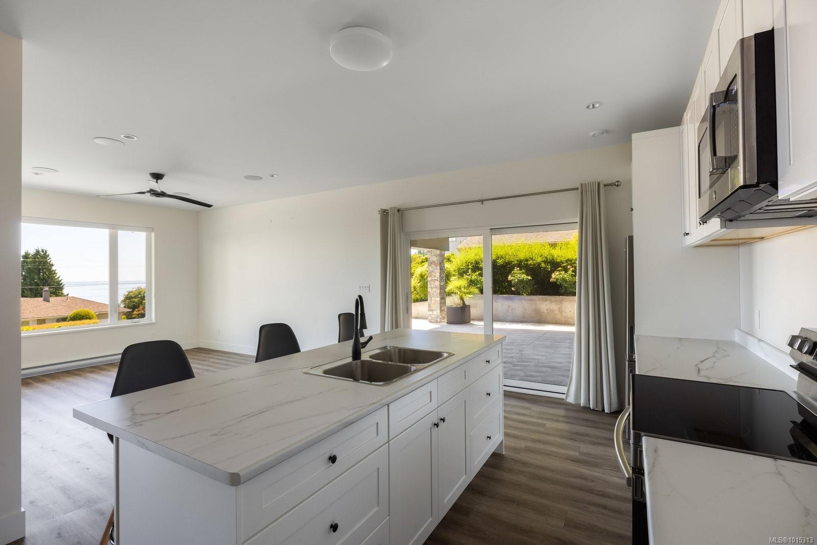 928 Claremont Ave, Saanich, BC