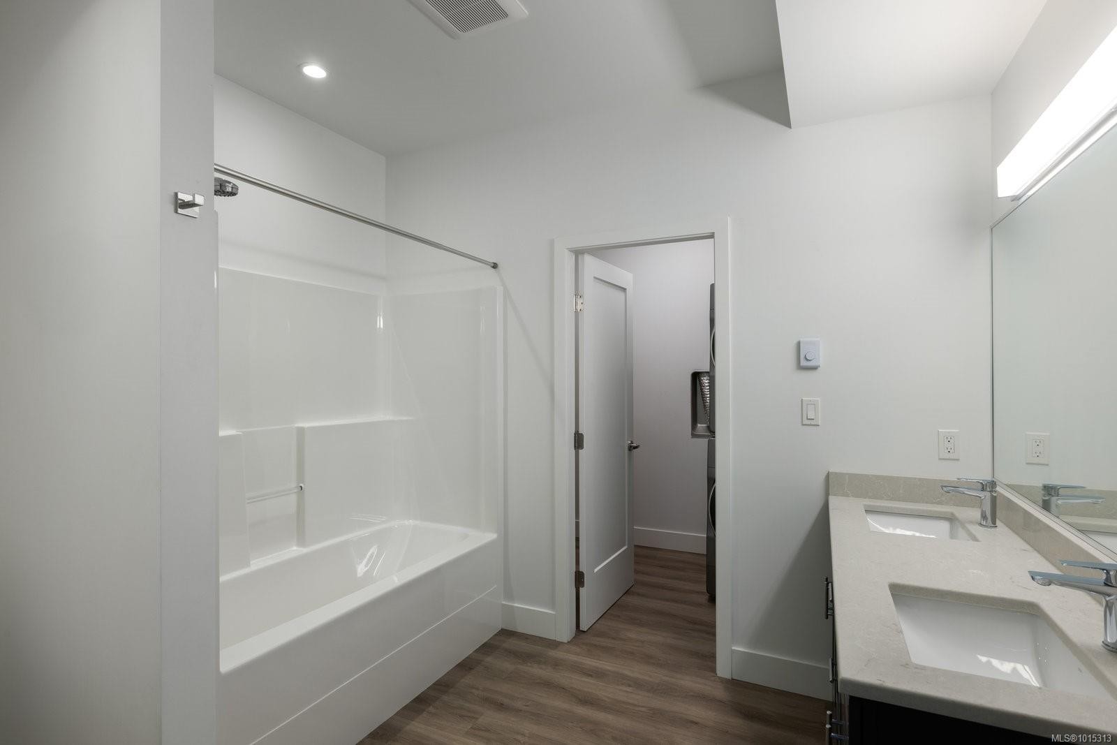 928 Claremont Ave, Saanich, BC