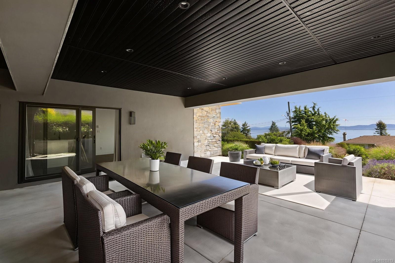 928 Claremont Ave, Saanich, BC