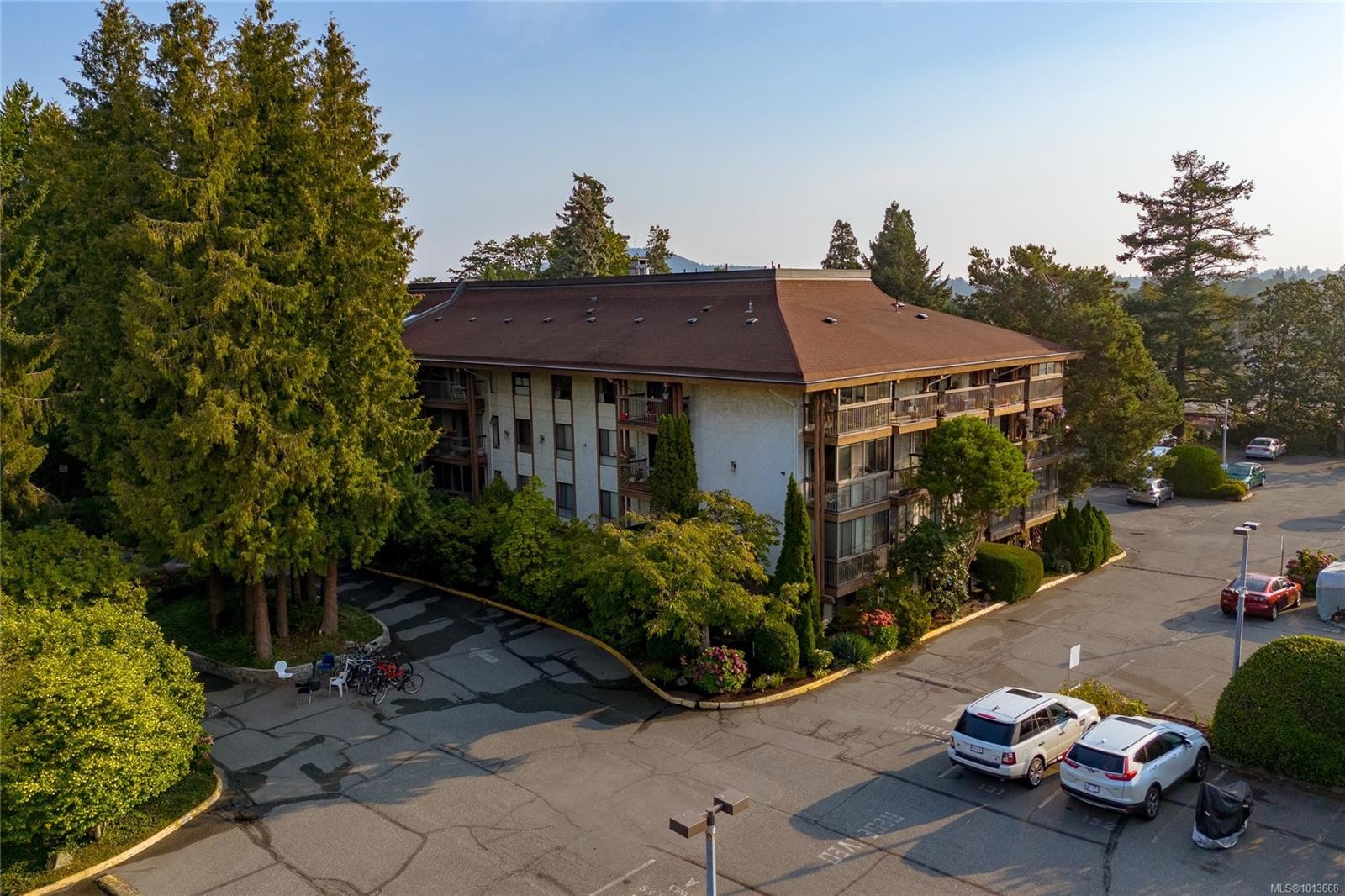 407-1009 Mckenzie Ave, Saanich, BC - Outdoor