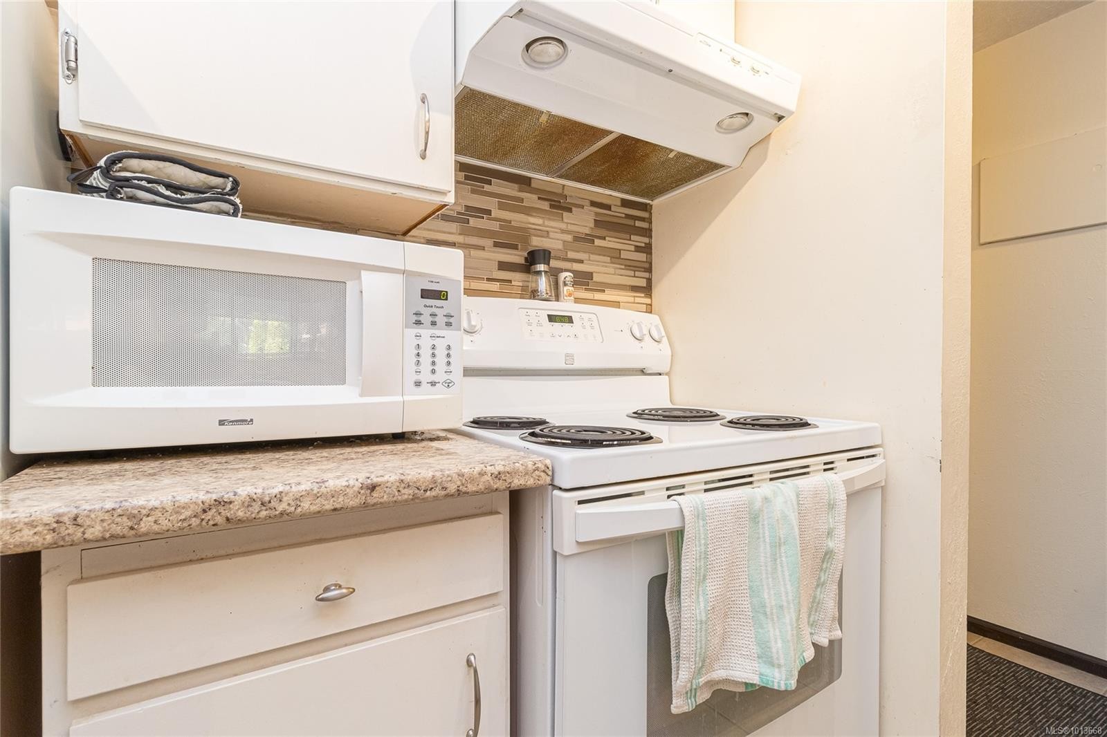 407-1009 Mckenzie Ave, Saanich, BC - Indoor Photo Showing Kitchen