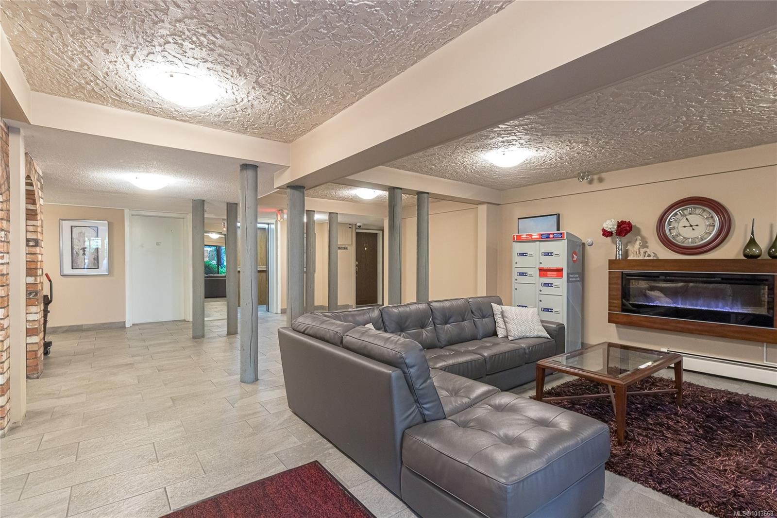 407-1009 Mckenzie Ave, Saanich, BC - Indoor Photo Showing Living Room With Fireplace