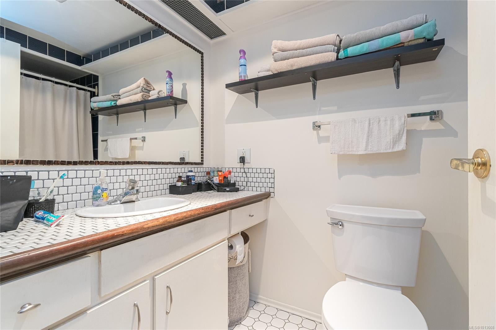 407-1009 Mckenzie Ave, Saanich, BC - Indoor Photo Showing Bathroom