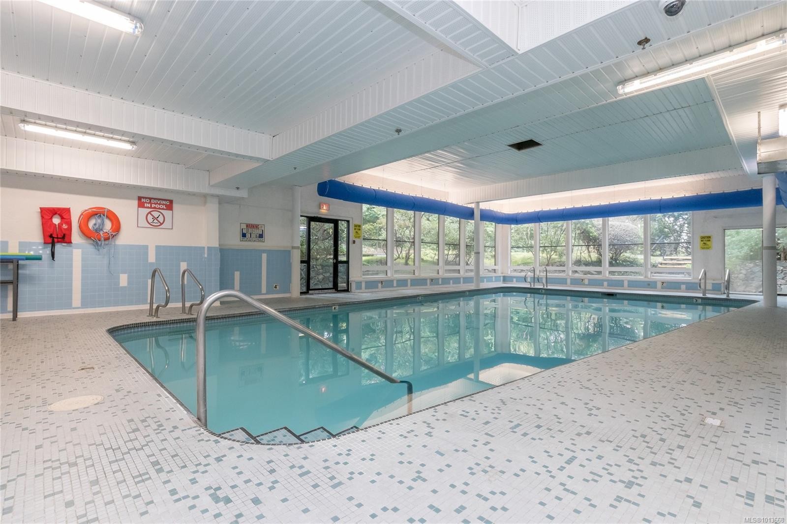 407-1009 Mckenzie Ave, Saanich, BC - Indoor Photo Showing Other Room With In Ground Pool