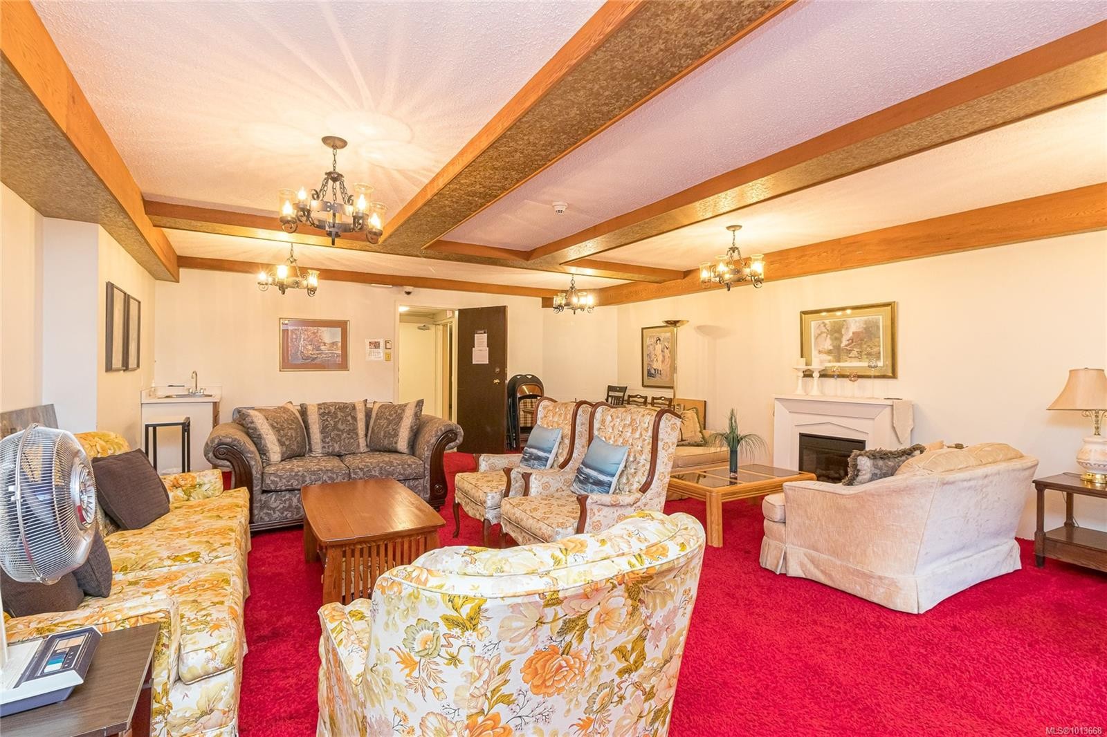 407-1009 Mckenzie Ave, Saanich, BC - Indoor Photo Showing Living Room With Fireplace