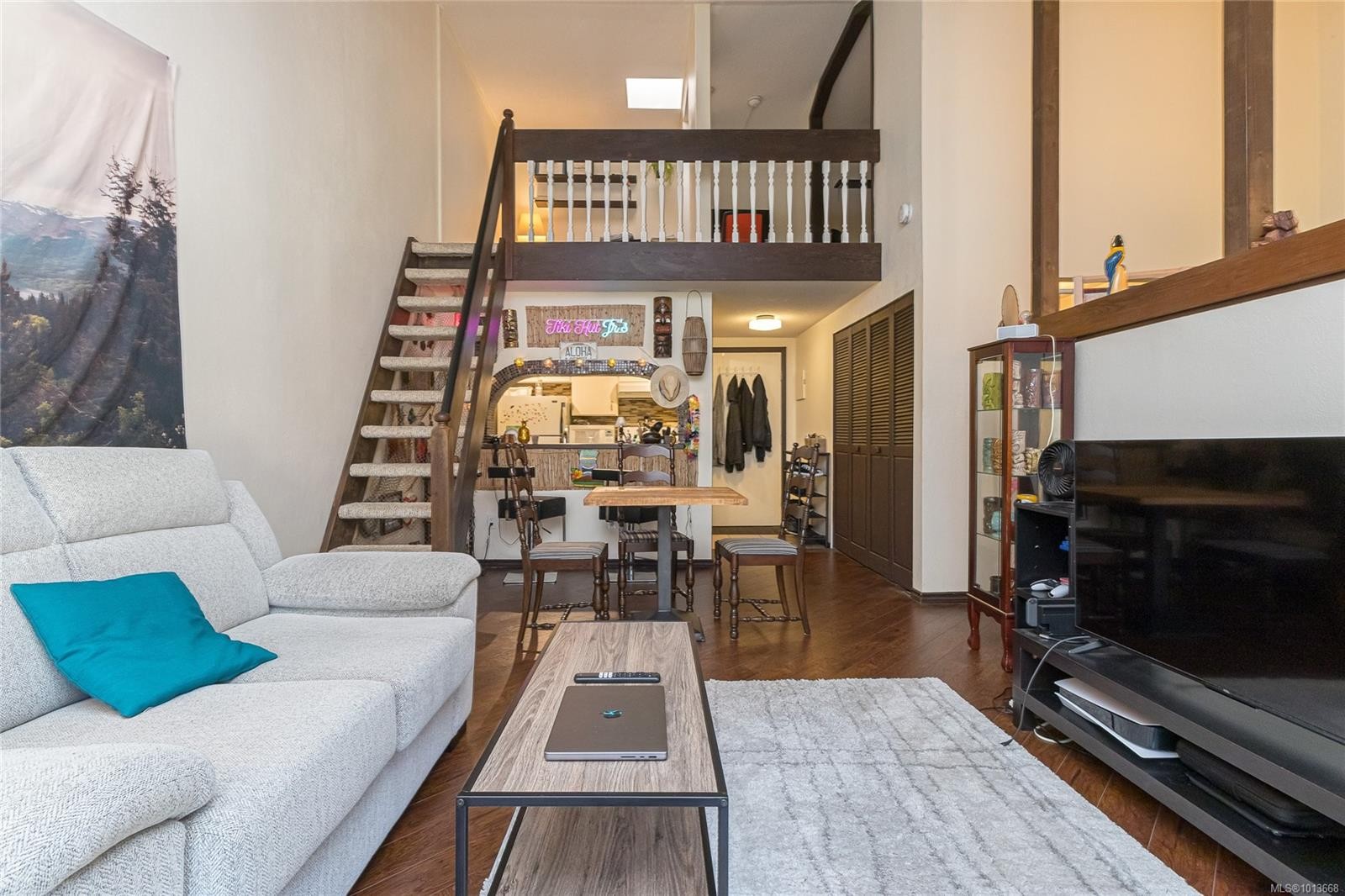407-1009 Mckenzie Ave, Saanich, BC - Indoor Photo Showing Living Room