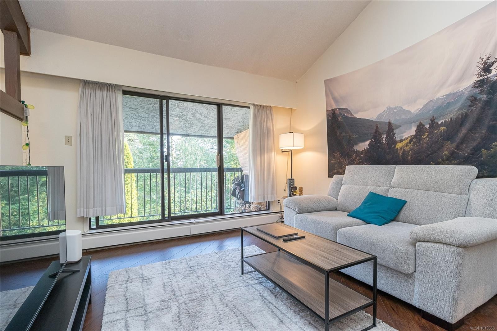 407-1009 Mckenzie Ave, Saanich, BC - Indoor Photo Showing Living Room