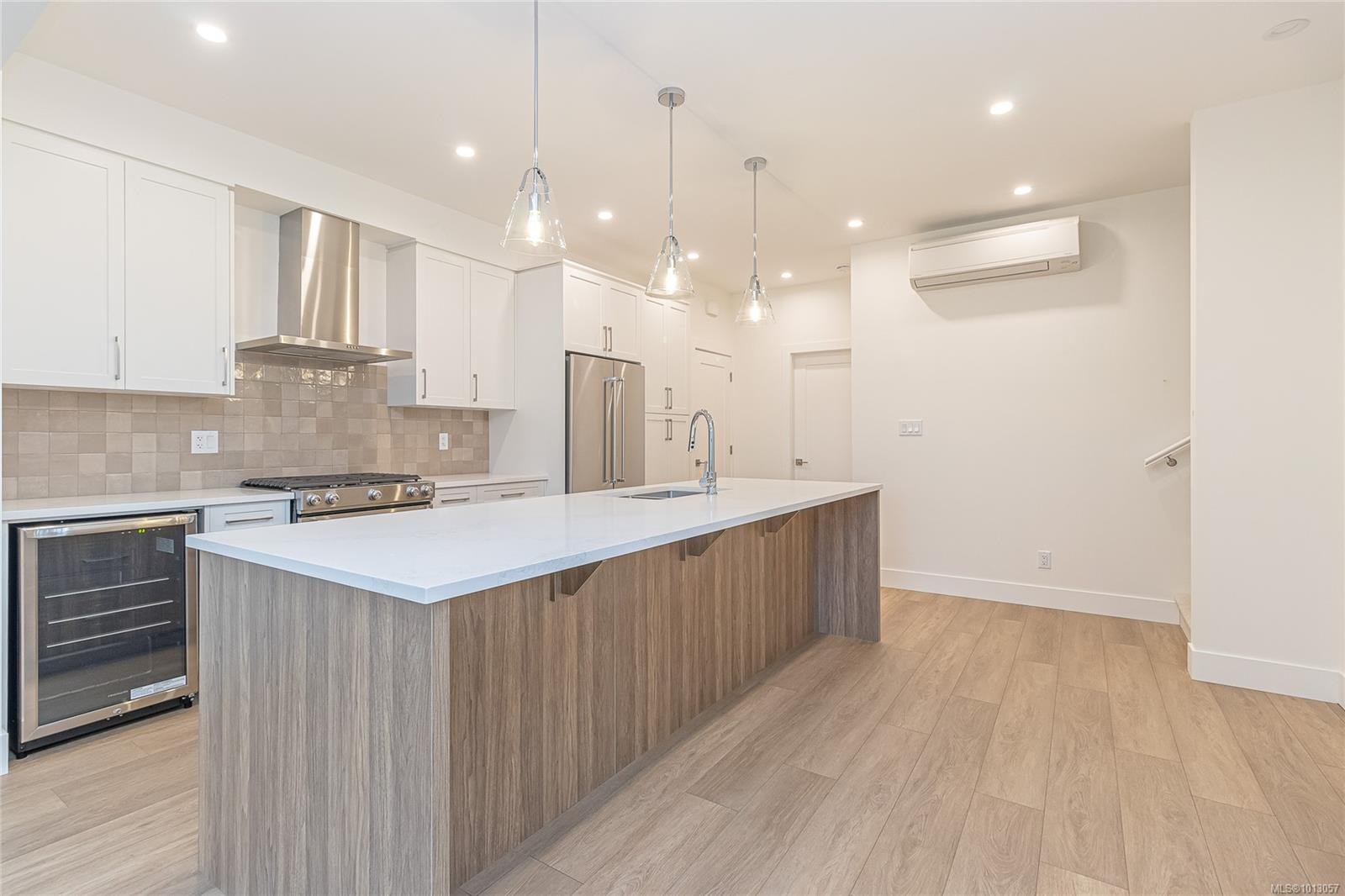 2161 Bellflower Dr, Langford, BC - Indoor Photo Showing Kitchen With Upgraded Kitchen