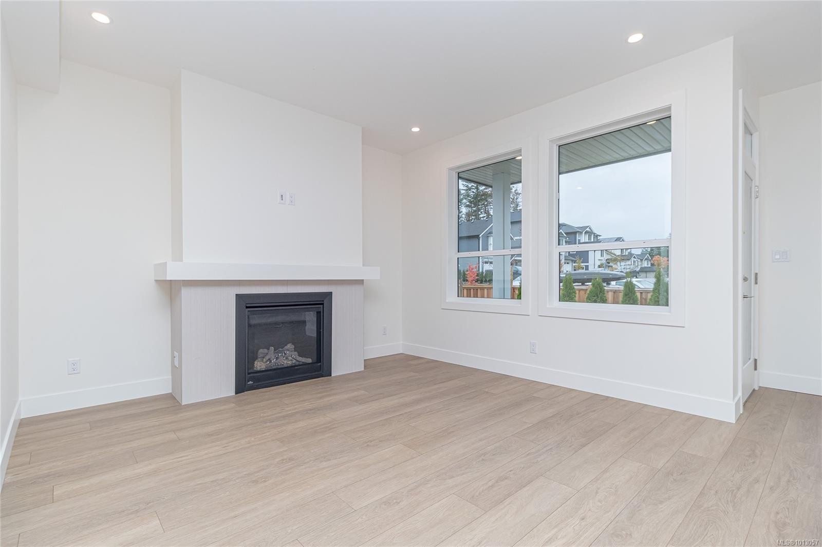 2161 Bellflower Dr, Langford, BC - Indoor Photo Showing Living Room With Fireplace