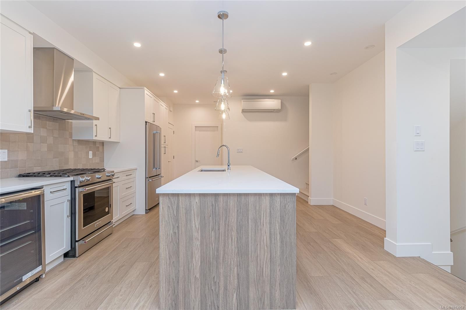 2161 Bellflower Dr, Langford, BC - Indoor Photo Showing Kitchen With Upgraded Kitchen