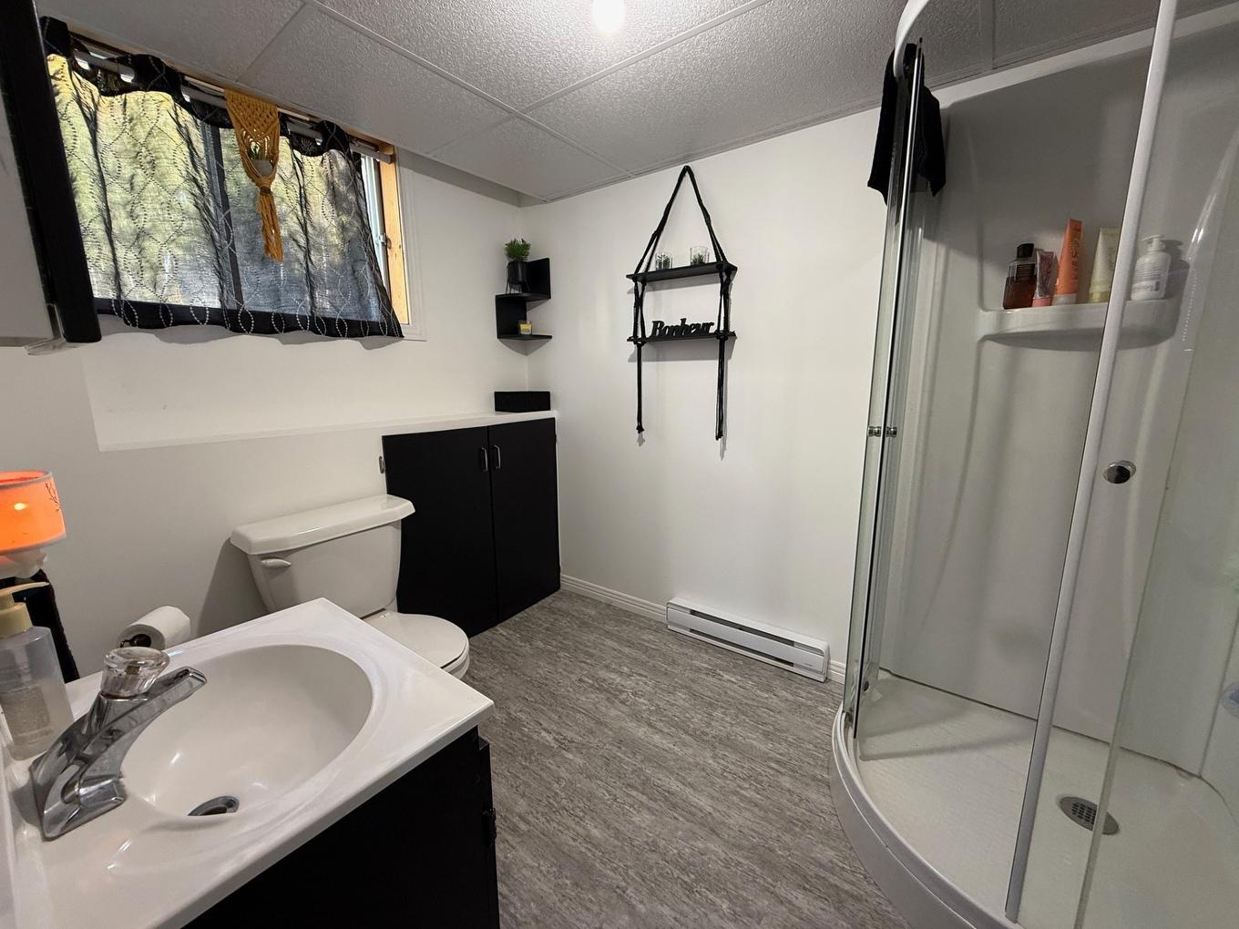 Bathroom - 686 Rue Marie-Rollet, Rouyn-Noranda, QC - Indoor Photo Showing Bathroom